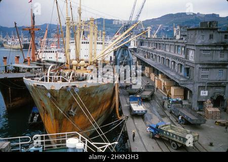 Frachtschiff „Southern Enterprise“, das am Kai in Keelung oder Kaohsiung, Taiwan, Fracht umstellt, April 1978 Stockfoto