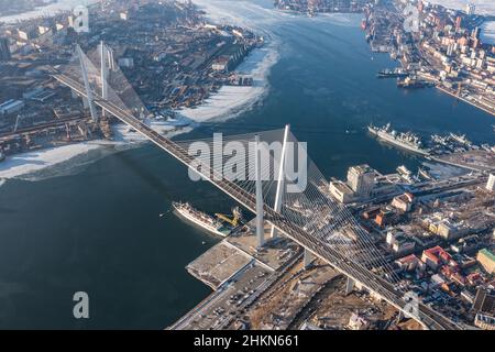 Wladiwostok, Russland - 24. Januar 2022: Blick auf die Stadt und die Brücke über die Bucht des Goldenen Horns. Draufsicht. Stockfoto