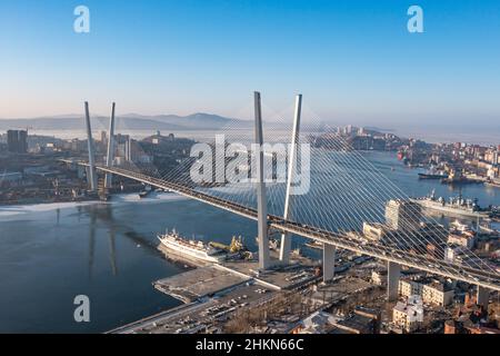 Wladiwostok, Russland - 24. Januar 2022: Blick auf die Stadt und die Brücke über die Bucht des Goldenen Horns. Draufsicht. Stockfoto