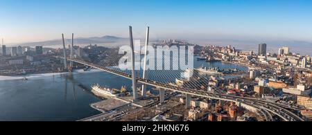 Wladiwostok, Russland - 24. Januar 2022: Blick auf die Stadt und die Brücke über die Bucht des Goldenen Horns. Draufsicht. Stockfoto