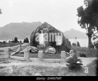 Kunst inspiriert von Captain Scott Memorial, Queenstown, Muir & Moodie Studio, Fotostudio, um 1914, Dunedin, Schwarz-Weiß-Fotografie, Inschrift auf dem Mittelstein das Thie Memorial wurde von Colonel A. Baeuchop C.N.C enthüllt 3rd. Dezember 1913, Klassisches Werk, das von Artotop mit einem Schuss Moderne modernisiert wurde. Formen, Farbe und Wert, auffällige visuelle Wirkung auf Kunst. Emotionen durch Freiheit von Kunstwerken auf zeitgemäße Weise. Eine zeitlose Botschaft, die eine wild kreative neue Richtung verfolgt. Künstler, die sich dem digitalen Medium zuwenden und die Artotop NFT erschaffen Stockfoto