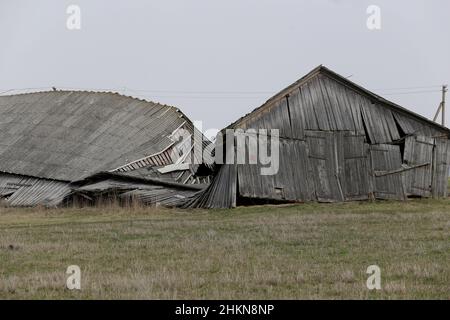 Ein altes verfallenes, verlassenes Haus im litauischen Dorf Stockfoto