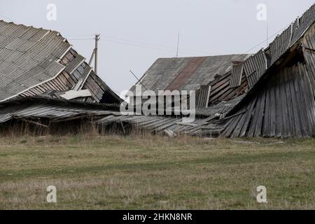 Ein altes verfallenes, verlassenes Haus im litauischen Dorf Stockfoto