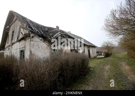 Ein altes verfallenes, verlassenes Haus im litauischen Dorf Stockfoto