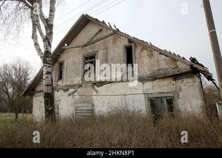 Ein altes verfallenes, verlassenes Haus im litauischen Dorf Stockfoto