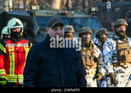 Pripjat, Ukraine. 04th. Februar 2022. Der ukrainische Innenminister Denys Monastyrsky spricht während einer städtischen Kriegserübung im Dorf Pripjat nahe der weißrussischen Grenze durch das ukrainische Innenministerium an die Pressevertreter an, während die russischen Streitkräfte am 4. Februar 2022 in Pripjat weiter an den Grenzen des Landes mobilisieren. Ukraine. (Foto von Justin Yau/Sipa USA) Quelle: SIPA USA/Alamy Live News Quelle: SIPA USA/Alamy Live News Stockfoto