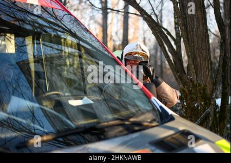 Pripjat, Ukraine. 04th. Februar 2022. Ein Feuerwehrmann passt seinen Helm hinter einem Feuerwehrauto an, während das ukrainische Innenministerium im Dorf Pripjat in der Nähe der weißrussischen Grenze eine Übung zum Stadtkrieg veranstaltete, während die russischen Streitkräfte am 4. Februar 2022 in Pripjat, Ukraine, weiter an den Grenzen des Landes mobilisieren. (Foto von Justin Yau/Sipa USA) Quelle: SIPA USA/Alamy Live News Quelle: SIPA USA/Alamy Live News Stockfoto