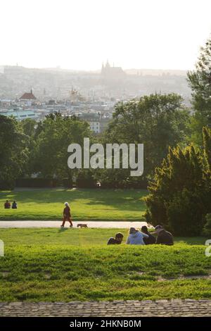 Prag, Tschechische Republik - 5. Juni 2009: Im Gras sitzende Menschen in der Riegrovy Sady und genießen den sonnigen Sommerabend. Aussichtspunkt der Prager Historika Stockfoto