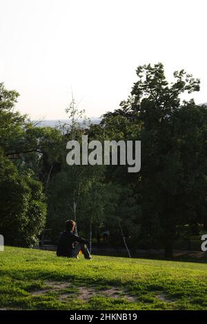 Prag, Tschechische Republik - 5. Juni 2009: Im Gras sitzende Menschen in der Riegrovy Sady und genießen den sonnigen Sommerabend. Aussichtspunkt der Prager Historika Stockfoto