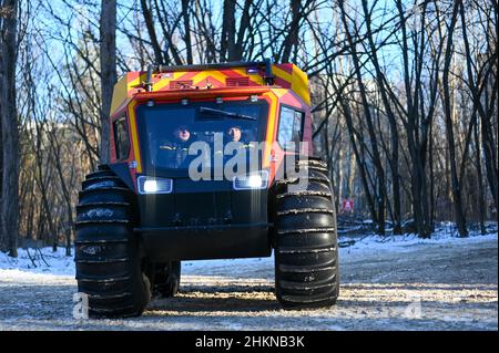 Pripjat, Ukraine. 04th. Februar 2022. Ukrainische Rettungskräfte demonstrieren den Einsatz eines Geländefahrzeugs während einer städtischen Kampfübung im Dorf Pripjat nahe der weißrussischen Grenze durch das ukrainische Innenministerium, während die russischen Streitkräfte am 4. Februar 2022 in Pripjat weiter an den Grenzen des Landes mobilisieren. Ukraine. (Foto von Justin Yau/Sipa USA) Quelle: SIPA USA/Alamy Live News Quelle: SIPA USA/Alamy Live News Stockfoto