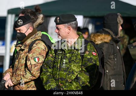 Pripjat, Ukraine. 04th. Februar 2022. Ein kanadischer und ein italienischer Militärbeamter unterhalten sich mit ihren ukrainischen Amtskollegen während einer Übung des städtischen Krieges, die das ukrainische Innenministerium im Dorf Pripjat in der Nähe der weißrussischen Grenze abgehalten hat, während die russischen Streitkräfte am 4. Februar 2022 in Pripjat weiter an den Grenzen des Landes mobilisieren. Ukraine. (Foto von Justin Yau/Sipa USA) Quelle: SIPA USA/Alamy Live News Quelle: SIPA USA/Alamy Live News Stockfoto