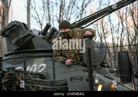 Pripjat, Ukraine. 04th. Februar 2022. Ein Besatzungsmacht der ukrainischen Nationalgarde bereitet sich darauf vor, sein Fahrzeug während einer städtischen Kampfübung im Dorf Pripjat nahe der weißrussischen Grenze durch das ukrainische Innenministerium umzukehren, während die russischen Streitkräfte am 4. Februar weiterhin an den Grenzen des Landes mobilisieren. 2022 in Pripyat, Ukraine. (Foto von Justin Yau/Sipa USA) Quelle: SIPA USA/Alamy Live News Quelle: SIPA USA/Alamy Live News Stockfoto