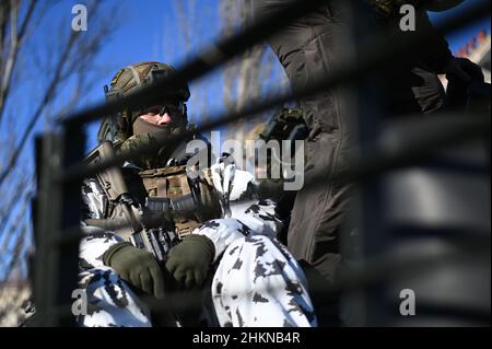 Pripjat, Ukraine. 04th. Februar 2022. Soldaten der ukrainischen Nationalgarde fahren auf einem gepanzerten Personenwagen BTR-80 während einer städtischen Kriegserübung, die das ukrainische Innenministerium im Dorf Pripjat in der Nähe der weißrussischen Grenze abgehalten hat, während die russischen Streitkräfte am 4. Februar weiterhin an den Grenzen des Landes mobilisieren. 2022 in Pripyat, Ukraine. (Foto von Justin Yau/Sipa USA) Quelle: SIPA USA/Alamy Live News Quelle: SIPA USA/Alamy Live News Stockfoto