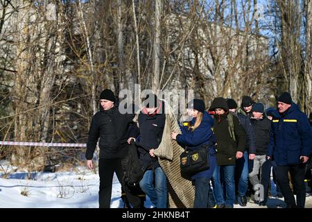 Pripjat, Ukraine. 04th. Februar 2022. Rettungskräfte simulieren eine zivile Evakuierung eines Gebäudes während einer städtischen Kriegserübung, die das ukrainische Innenministerium im Dorf Pripjat nahe der weißrussischen Grenze abgehalten hat, während die russischen Streitkräfte am 4. Februar 2022 in Pripjat, Ukraine, weiter an den Grenzen des Landes mobilisieren. (Foto von Justin Yau/Sipa USA) Quelle: SIPA USA/Alamy Live News Quelle: SIPA USA/Alamy Live News Stockfoto