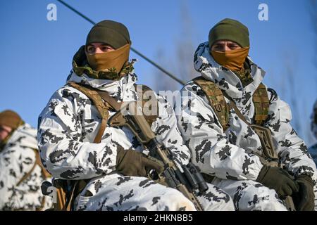 Pripjat, Ukraine. 04th. Februar 2022. Soldaten der ukrainischen Nationalgarde fahren auf einem gepanzerten Personenwagen BTR-80 während einer städtischen Kriegserübung, die das ukrainische Innenministerium im Dorf Pripjat in der Nähe der weißrussischen Grenze abgehalten hat, während die russischen Streitkräfte am 4. Februar weiterhin an den Grenzen des Landes mobilisieren. 2022 in Pripyat, Ukraine. (Foto von Justin Yau/Sipa USA) Quelle: SIPA USA/Alamy Live News Quelle: SIPA USA/Alamy Live News Stockfoto