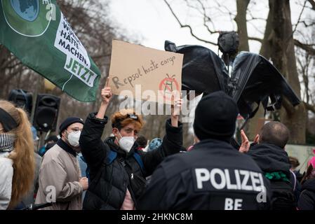 Berlin, Deutschland. 04th. Februar 2022. Am 4. Februar 2022 gingen Demonstranten auf die Straßen der deutschen Hauptstadt Berlin und protestierten gegen das spanische Ölunternehmen Repsol, weil es sich weigerte, die Verantwortung für die Umweltschäden zu übernehmen, die durch die Raffinerie La Pampilla verursacht wurden. (Foto: Jakub Podkowiak/PRESSCOV/Sipa USA) Quelle: SIPA USA/Alamy Live News Stockfoto