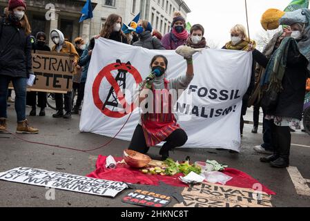 Berlin, Deutschland. 04th. Februar 2022. Am 4. Februar 2022 gingen Demonstranten auf die Straßen der deutschen Hauptstadt Berlin und protestierten gegen das spanische Ölunternehmen Repsol, weil es sich weigerte, die Verantwortung für die Umweltschäden zu übernehmen, die durch die Raffinerie La Pampilla verursacht wurden. (Foto: Jakub Podkowiak/PRESSCOV/Sipa USA) Quelle: SIPA USA/Alamy Live News Stockfoto