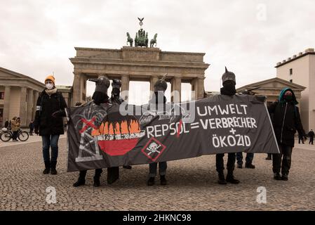 Berlin, Deutschland. 04th. Februar 2022. Am 4. Februar 2022 gingen Demonstranten auf die Straßen der deutschen Hauptstadt Berlin und protestierten gegen das spanische Ölunternehmen Repsol, weil es sich weigerte, die Verantwortung für die Umweltschäden zu übernehmen, die durch die Raffinerie La Pampilla verursacht wurden. (Foto: Jakub Podkowiak/PRESSCOV/Sipa USA) Quelle: SIPA USA/Alamy Live News Stockfoto