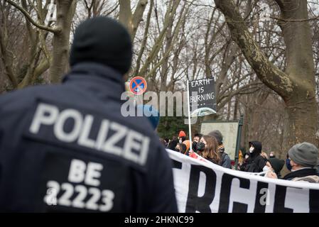 Berlin, Deutschland. 04th. Februar 2022. Am 4. Februar 2022 gingen Demonstranten auf die Straßen der deutschen Hauptstadt Berlin und protestierten gegen das spanische Ölunternehmen Repsol, weil es sich weigerte, die Verantwortung für die Umweltschäden zu übernehmen, die durch die Raffinerie La Pampilla verursacht wurden. (Foto: Jakub Podkowiak/PRESSCOV/Sipa USA) Quelle: SIPA USA/Alamy Live News Stockfoto