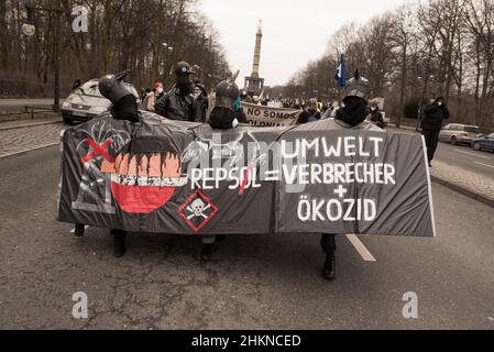 Berlin, Deutschland. 04th. Februar 2022. Am 4. Februar 2022 gingen Demonstranten auf die Straßen der deutschen Hauptstadt Berlin und protestierten gegen das spanische Ölunternehmen Repsol, weil es sich weigerte, die Verantwortung für die Umweltschäden zu übernehmen, die durch die Raffinerie La Pampilla verursacht wurden. (Foto: Jakub Podkowiak/PRESSCOV/Sipa USA) Quelle: SIPA USA/Alamy Live News Stockfoto