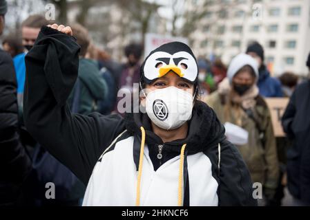 Berlin, Deutschland. 04th. Februar 2022. Am 4. Februar 2022 gingen Demonstranten auf die Straßen der deutschen Hauptstadt Berlin und protestierten gegen das spanische Ölunternehmen Repsol, weil es sich weigerte, die Verantwortung für die Umweltschäden zu übernehmen, die durch die Raffinerie La Pampilla verursacht wurden. (Foto: Jakub Podkowiak/PRESSCOV/Sipa USA) Quelle: SIPA USA/Alamy Live News Stockfoto