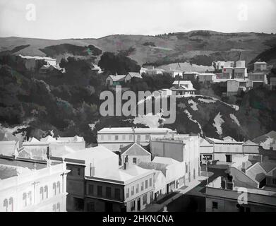 Kunst inspiriert von Wellington vom Post Office Tower, Burton Brothers Studio, Fotostudio, 1880-1887, Dunedin, Schwarzweiß-Fotografie, Teil eines Panoramas von Wellington, der vom Wasser aus auf Kelburn blickt, Classic Works, modernisiert von Artotop mit einem Schuss Moderne. Formen, Farbe und Wert, auffällige visuelle Wirkung auf Kunst. Emotionen durch Freiheit von Kunstwerken auf zeitgemäße Weise. Eine zeitlose Botschaft, die eine wild kreative neue Richtung verfolgt. Künstler, die sich dem digitalen Medium zuwenden und die Artotop NFT erschaffen Stockfoto