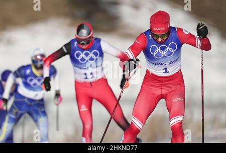 Zhangjiakou, China. 5th. Februar 2022. Natalia Nepryaeva (vorne) von ROC tritt beim Langlauf-Skiathlon der Frauen 7,5km 7,5km im Nationalen Langlaufzentrum in Zhangjiakou, Nordchina, am 5. Februar 2022 an. Quelle: Hu Huhu/Xinhua/Alamy Live News Stockfoto