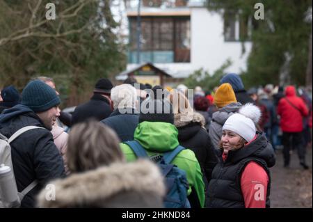Hradistko, Tschechische Republik. 05th. Februar 2022. Die Menschen besuchen das Häuschen des berühmten tschechischen Schriftstellers Bohumil Hrabal in der Siedlung Kersko in Hradistko, Tschechien, das anlässlich seines 25th. Todestages am 5. Februar 2022 ausnahmsweise der Öffentlichkeit zugänglich war. Quelle: Josef Vostarek/CTK Photo/Alamy Live News Stockfoto