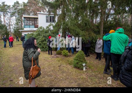 Hradistko, Tschechische Republik. 05th. Februar 2022. Die Menschen besuchen das Häuschen des berühmten tschechischen Schriftstellers Bohumil Hrabal in der Siedlung Kersko in Hradistko, Tschechien, das anlässlich seines 25th. Todestages am 5. Februar 2022 ausnahmsweise der Öffentlichkeit zugänglich war. Quelle: Josef Vostarek/CTK Photo/Alamy Live News Stockfoto