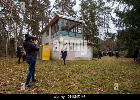 Hradistko, Tschechische Republik. 05th. Februar 2022. Die Menschen besuchen das Häuschen des berühmten tschechischen Schriftstellers Bohumil Hrabal in der Siedlung Kersko in Hradistko, Tschechien, das anlässlich seines 25th. Todestages am 5. Februar 2022 ausnahmsweise der Öffentlichkeit zugänglich war. Quelle: Josef Vostarek/CTK Photo/Alamy Live News Stockfoto