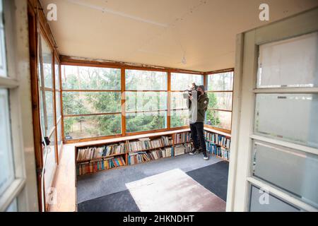Hradistko, Tschechische Republik. 05th. Februar 2022. Die Menschen besuchen das Häuschen des berühmten tschechischen Schriftstellers Bohumil Hrabal in der Siedlung Kersko in Hradistko, Tschechien, das anlässlich seines 25th. Todestages am 5. Februar 2022 ausnahmsweise der Öffentlichkeit zugänglich war. Quelle: Josef Vostarek/CTK Photo/Alamy Live News Stockfoto