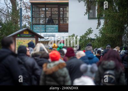 Hradistko, Tschechische Republik. 05th. Februar 2022. Die Menschen besuchen das Häuschen des berühmten tschechischen Schriftstellers Bohumil Hrabal in der Siedlung Kersko in Hradistko, Tschechien, das anlässlich seines 25th. Todestages am 5. Februar 2022 ausnahmsweise der Öffentlichkeit zugänglich war. Quelle: Josef Vostarek/CTK Photo/Alamy Live News Stockfoto