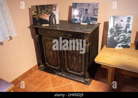 Hradistko, Tschechische Republik. 05th. Februar 2022. Die Menschen besuchen das Häuschen des berühmten tschechischen Schriftstellers Bohumil Hrabal in der Siedlung Kersko in Hradistko, Tschechien, das anlässlich seines 25th. Todestages am 5. Februar 2022 ausnahmsweise der Öffentlichkeit zugänglich war. Quelle: Josef Vostarek/CTK Photo/Alamy Live News Stockfoto