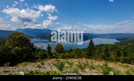 Der See Bicaz in der karpaatischen Landschaft rumäniens Stockfoto