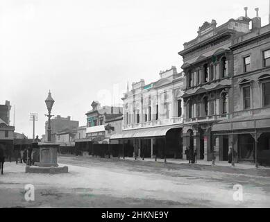 Art inspired by High Street, Christchurch, Burton Brothers Studio, Photography Studio, 1880s, Christchurch, Gelatine Dry Plate Process, Eine Straßenszene mit einer Reihe von Gebäuden auf der rechten Seite, darunter das Empire Hotel. Im Universal Nelson Moate & Co Gebäude ein Fenster im ersten Stock Zeichen, Classic Works modernisiert von Artotop mit einem Spritzer von Modernität. Formen, Farbe und Wert, auffällige visuelle Wirkung auf Kunst. Emotionen durch Freiheit von Kunstwerken auf zeitgemäße Weise. Eine zeitlose Botschaft, die eine wild kreative neue Richtung verfolgt. Künstler, die sich dem digitalen Medium zuwenden und die Artotop NFT erschaffen Stockfoto