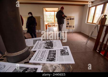 Hradistko, Tschechische Republik. 05th. Februar 2022. Die Menschen besuchen das Häuschen des berühmten tschechischen Schriftstellers Bohumil Hrabal in der Siedlung Kersko in Hradistko, Tschechien, das anlässlich seines 25th. Todestages am 5. Februar 2022 ausnahmsweise der Öffentlichkeit zugänglich war. Quelle: Josef Vostarek/CTK Photo/Alamy Live News Stockfoto
