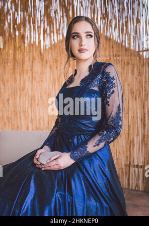 Schöne Mädchen in glamourösen ultramarine Kleid. Bereit für ihre Abschlussball Nacht. Stockfoto