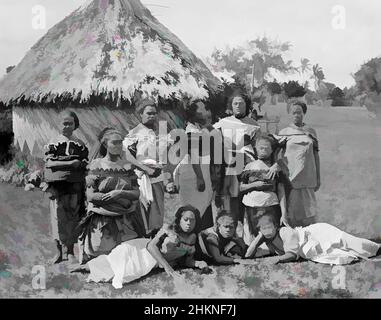 Art inspired by Tongan Girls, Nukualofa [Nuku'alofa], Burton Brothers Studio, Photography Studio, 29. Juli 1884, Neuseeland, Schwarz-Weiß-Fotografie, Gruppe junger Tonganer vor einem Fale. Drei liegen seitlich auf dem Boden vor zwei knienden und fünf hinter stehenden. A, Classic Works modernisiert von Artotop mit einem Schuss Moderne. Formen, Farbe und Wert, auffällige visuelle Wirkung auf Kunst. Emotionen durch Freiheit von Kunstwerken auf zeitgemäße Weise. Eine zeitlose Botschaft, die eine wild kreative neue Richtung verfolgt. Künstler, die sich dem digitalen Medium zuwenden und die Artotop NFT erschaffen Stockfoto