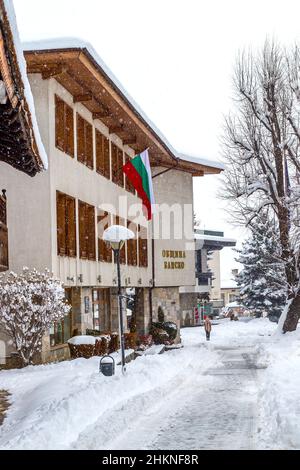 Bansko, Bulgarien - 2. Februar 2022: Die lokale Gemeinde befindet sich im alten Stadtzentrum am Nikola Vaptsarov Platz, Winteransicht Stockfoto