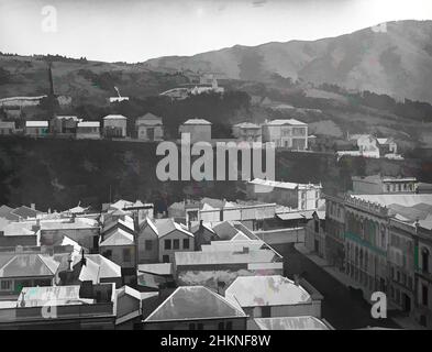 Kunst inspiriert von Wellington vom Post Office Tower, Burton Brothers Studio, Fotostudio, 1880-1887, Dunedin, Gelatine Dry Plate Process, Teil eines Panoramas von Wellington, der vom Wasser aus auf die Terrasse blickt, Classic Works, modernisiert von Artotop mit einem Hauch von Modernität. Formen, Farbe und Wert, auffällige visuelle Wirkung auf Kunst. Emotionen durch Freiheit von Kunstwerken auf zeitgemäße Weise. Eine zeitlose Botschaft, die eine wild kreative neue Richtung verfolgt. Künstler, die sich dem digitalen Medium zuwenden und die Artotop NFT erschaffen Stockfoto