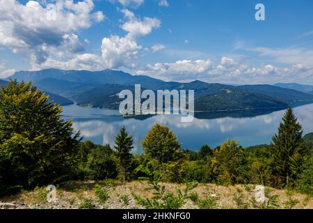 Der See Bicaz in der karpaatischen Landschaft rumäniens Stockfoto