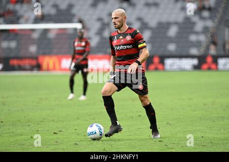 Sydney, Australien. 05th. Februar 2022. 5th. Februar 2022 : CommBank Stadium, Sydney, Australien; A-League Football Sydney Wanderers versus Western United; James Troisi von Western Sydney Wanderers sucht nach Passoptionen Credit: Action Plus Sports Images/Alamy Live News Stockfoto