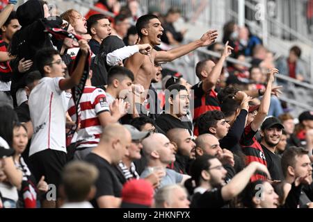 Sydney, Australien. 05th. Februar 2022. 5th. Februar 2022 : CommBank Stadium, Sydney, Australien; A-League Football Sydney Wanderers versus Western United; Western Sydney Fans jubeln ihrem Team zu Credit: Action Plus Sports Images/Alamy Live News Stockfoto