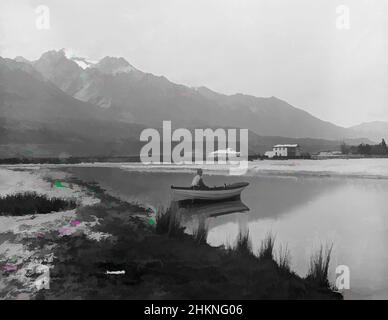 Kunst inspiriert von Glenorchy, Leiter des Lake Wakatipu, Burton Brothers Studio, Fotostudio, 1886, Dunedin, Schwarzweiß-Fotografie, Blick über einen ruhigen Teil des Wassers, auf dem ein Dingy mit einer einzigen Figur in der Mitte des Bildes sitzt. Es gibt schneebedeckte Berge in den von Artotop modernisierten Classic Works mit einem Hauch von Moderne. Formen, Farbe und Wert, auffällige visuelle Wirkung auf Kunst. Emotionen durch Freiheit von Kunstwerken auf zeitgemäße Weise. Eine zeitlose Botschaft, die eine wild kreative neue Richtung verfolgt. Künstler, die sich dem digitalen Medium zuwenden und die Artotop NFT erschaffen Stockfoto