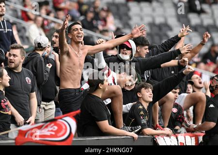 Sydney, Australien. 05th. Februar 2022. 5th. Februar 2022 : CommBank Stadium, Sydney, Australien; A-League Football Sydney Wanderers versus Western United; Western Sydney Fans jubeln ihrem Team bei Credit: Action Plus Sports Images/Alamy Live News Stockfoto