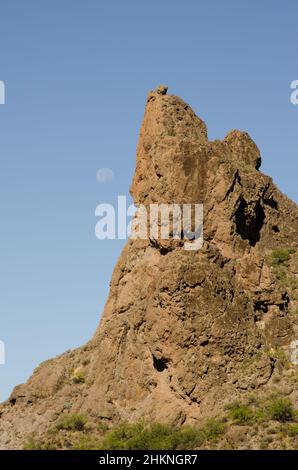 Felsklippe und Mond im Hintergrund. Integral Natural Reserve von Inagua. Gran Canaria. Kanarische Inseln. Spanien. Stockfoto
