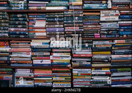 Auf dem Petrivka-Buchmarkt am Stadtrand von Kiew, Ukraine, werden Stapel von Büchern - Texte, Romane, Belletristik und Sachbücher - gestapelt. Stockfoto