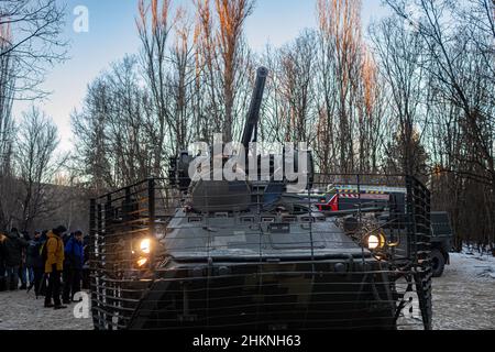 Tschernobyl, Ukraine. 04th. Februar 2022. Am 4. Februar 2022 übten Soldaten der Nationalgarde der Ukraine Militärübungen in der Nähe von Tschernobyl, Ukraine. Die Vorbereitungen in der Ukraine gehen weiter, da russische Streitkräfte an der ukrainischen Grenze mobilisieren.(Foto: Michael Nigro/Sipa USA) Quelle: SIPA USA/Alamy Live News Stockfoto