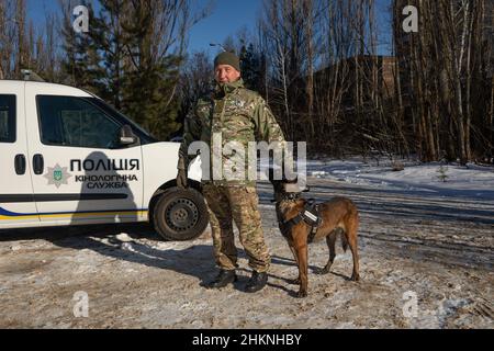 Tschernobyl, Ukraine. 04th. Februar 2022. Am 4. Februar 2022 übten Soldaten der Nationalgarde der Ukraine Militärübungen in der Nähe von Tschernobyl, Ukraine. Die Vorbereitungen in der Ukraine gehen weiter, da russische Streitkräfte an der ukrainischen Grenze mobilisieren.(Foto: Michael Nigro/Sipa USA) Quelle: SIPA USA/Alamy Live News Stockfoto