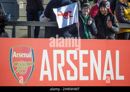 London, Großbritannien. 05th. Februar 2022. Arsenal-Fans winken beim Barclays FA Womens Super League-Spiel zwischen Arsenal und Manchester United im Meadow Park in London, England, zur Kamera. Liam Asman/SPP Credit: SPP Sport Press Photo. /Alamy Live News Stockfoto